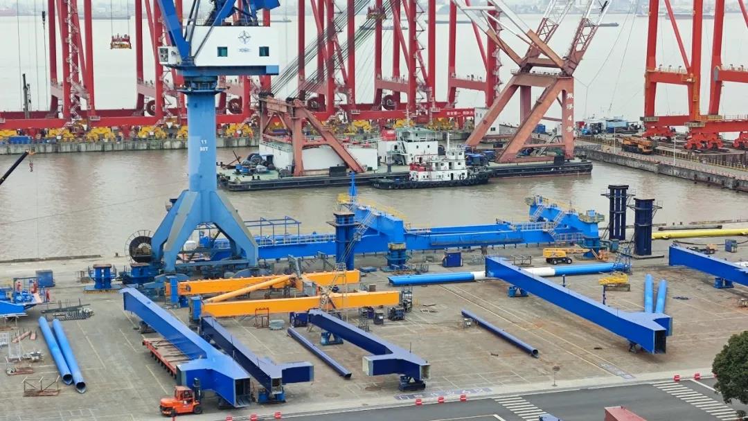 加速奔向自动化：钦州港集装箱自动化码头岸桥进入总装阶段