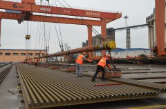 国内首次批量超长钢轨在防城港码头吊卸成功