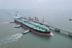 钦州30万吨级油码头首迎外籍油轮