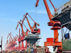 【起步冲刺 开局决战】北海港区高效接卸6万吨级木薯干船