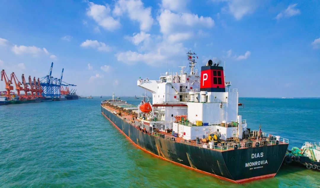 北部湾港北海港区迎来装载量最大外贸玉米船
