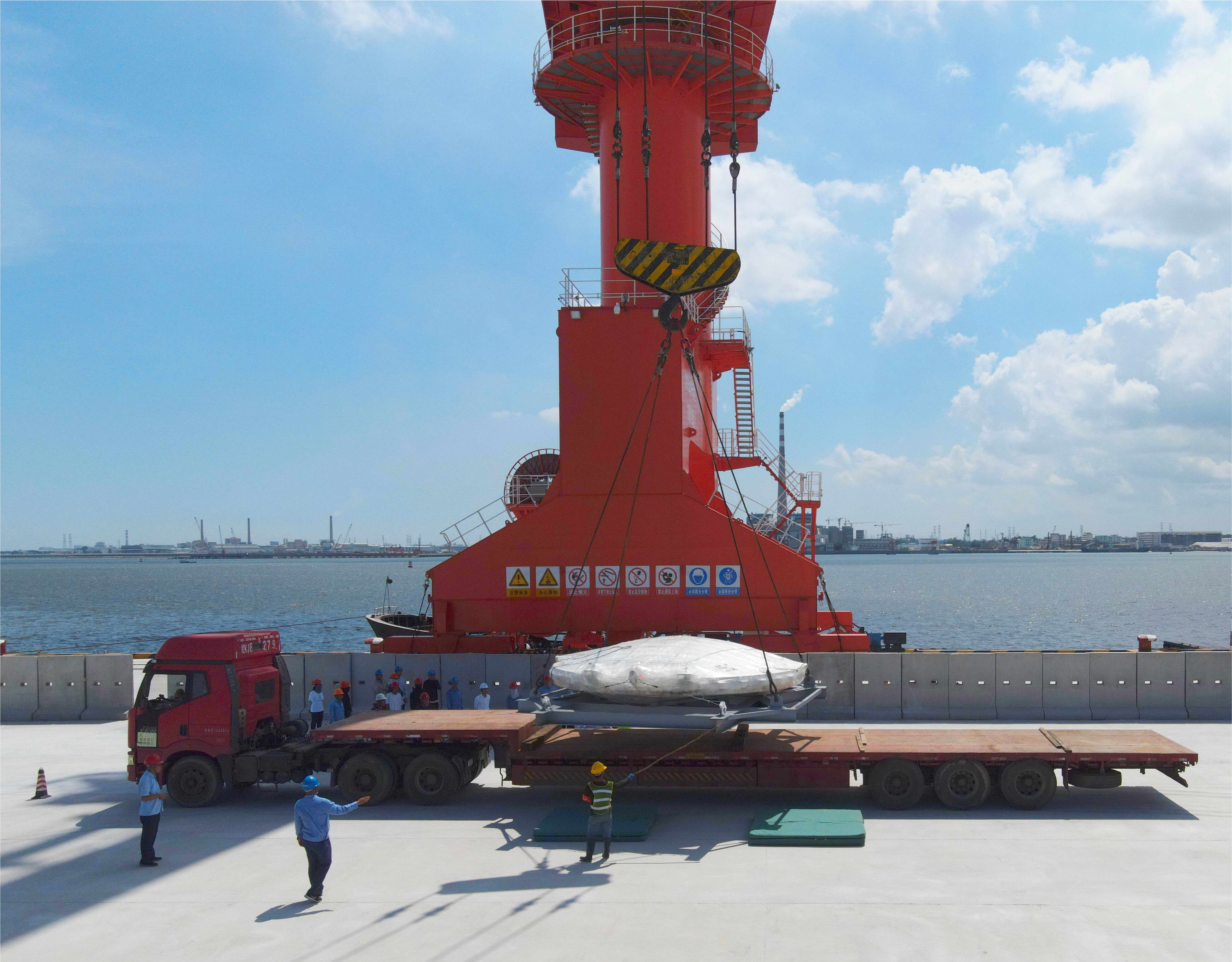服务“两湾”经济丨北部湾港北海铁山东港区首次接卸粤西重大件设备