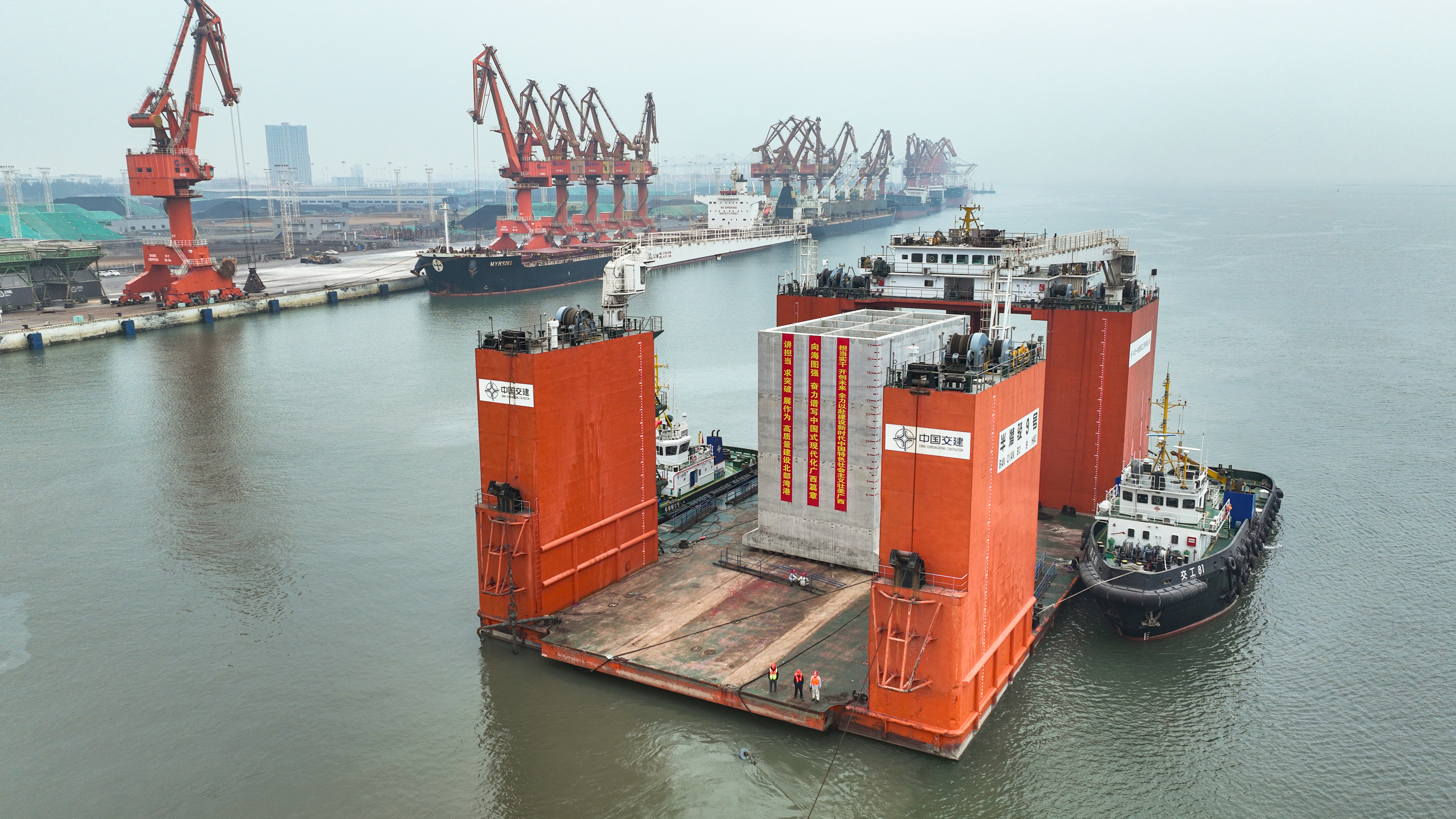 首战告捷丨钦州港大榄坪作业区4号、5号泊位工程首件沉箱出运安装圆满完成